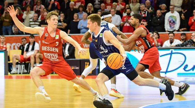 Aiden Warnholtz verteidigt in letzter Sekunde gegen Niklas Geseke 6. Spieltag, 2.Bundesliga Pro A, 46ers, Basketball, Basketball Saison 2025 2026, BBL, Deutschland, Gießen 46ers VfL SparkassenStars Bochum, Gießen in rot, Bochum in blau, Herren