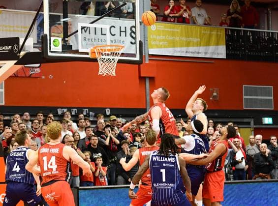 der letzte Angrif von Bochum geht nicht rein 6. Spieltag, 2.Bundesliga Pro A, 46ers, Basketball, Basketball Saison 2025 2026, BBL, Deutschland, Gießen 46ers VfL SparkassenStars Bochum, Gießen in rot, Bochum in blau, Herren