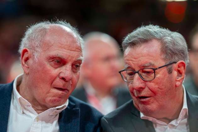 02.11.2025: Fußball: Jahreshauptversammlung des FC Bayern München. Uli Hoeneß (l) spricht mit Karl Hopfner. Copyright: xDavidxInderliedx