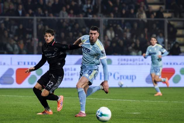 US Cremonese v Juventus FC - Serie A Dusan Vlahovic of Juventus FC competes for the ball with Romano Floriani Mussolini of US Cremonese during the Serie A football match between US Cremonese and Juventus FC. Cremona Italy Copyright: xNicolòxCampox