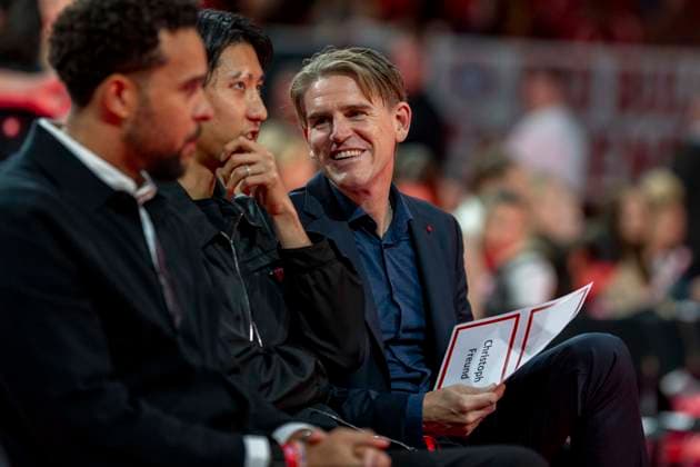 02.11.2025: Fußball: Jahreshauptversammlung des FC Bayern München. Christoph Freund sitzt auf seinem Platz. Copyright: xDavidxInderliedx