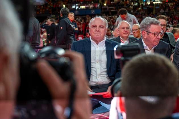 02.11.2025: Fußball: Jahreshauptversammlung des FC Bayern München. Uli Hoeneß kommt in den Raum und wird von Fotografen fotografiert. Copyright: xDavidxInderliedx