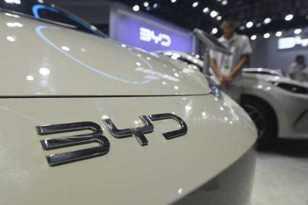 BYD Auto HANGZHOU, CHINA - NOVEMBER 1, 2025 - Citizens watch BYD s new energy vehicles at an auto show in Hangzhou, Zhejiang Province, China on November 1, 2025. Hangzhou Zhejiang China  Copyright: xCFOTOx i1762100325439