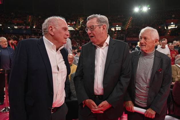 v.li:Uli HOENESS (Höness,Ehrenpraesident Bayern Muenchen),Karl HOPFNER ( FC Bayern Muenchen) Bernd RAUCH. Jahreshauptversammlung 2025 des FC Bayern Muenchen e.V. am 02.11.2025, Rudi Sedlmayer Halle. Â