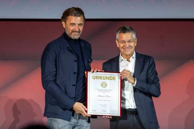 02.11.2025: Fußball: Jahreshauptversammlung des FC Bayern München. Marco Pesic (l) erhält von Präsident Herbert Hainer die Urkunde für die Ehrenmitgliedschaft. Copyright: xDavidxInderliedx