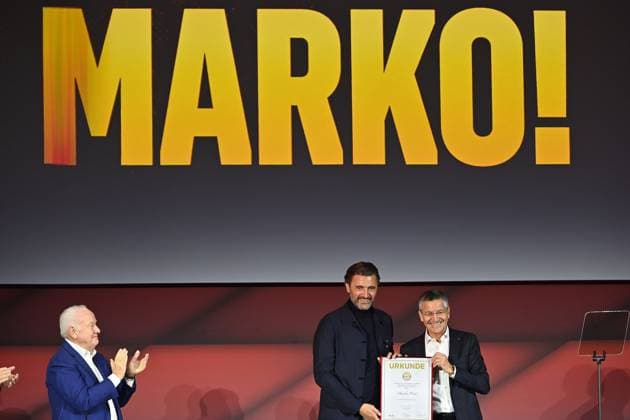 Marko PESIC wird zum Ehrenmitglied ernannt. re:Herbert HAINER (Praesident Bayern Muenchen). Jahreshauptversammlung 2025 des FC Bayern Muenchen e.V. am 02.11.2025, Rudi Sedlmayer Halle. Â