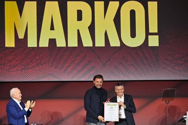 Marko PESIC wird zum Ehrenmitglied ernannt. re:Herbert HAINER (Praesident Bayern Muenchen). Jahreshauptversammlung 2025 des FC Bayern Muenchen e.V. am 02.11.2025, Rudi Sedlmayer Halle. Â
