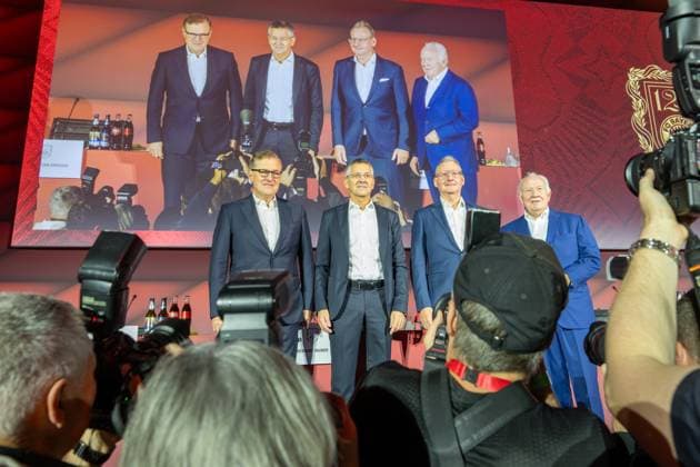 Auf der Buehne, Jan-Christian Dreesen, Vorstandsvorsitzender FC Bayern Muenchen AG, Praesident Herbert Hainer (FC Bayern Muenchen), Prof. Dr. Dieter Mayer 1. Vizepräsident FC Bayern München eV, 2. Vizepraesidenten Walter Mennekes (FC Bayern Muenchen), Jahreshauptversammlung des FC Bayern Muenchen eV, 2025, 02.11.2025 Muenchen Bayern Deutschland