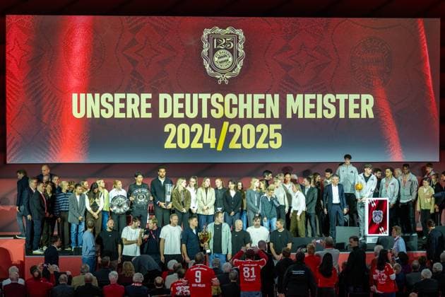 Die Deutschen Meister des FC Bayern 2024 2025, GER, FC Bayern Muenchen, Fussball, Bundesliga, Jahreshauptversammlung FC Bayern Muenchen eV 2025, 02.11.2025, DFL DFB REGULATIONS PROHIBIT ANY USE OF PHOTOGRAPHS AS IMAGE SEQUENCES AND OR QUASI-VIDEO, GER, FC Bayern Muenchen, Fussball, Bundesliga, Jahreshauptversammlung FC Bayern Muenchen eV 2025, 02.11.2025 Muenchen Copyright: xEibner-Pressefotox EP_EER