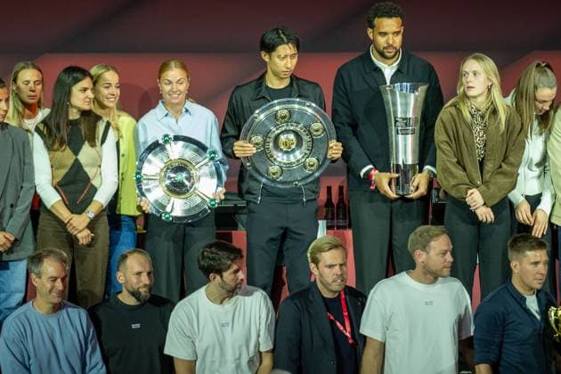 Die Deutschen Meister des FC Bayern 2024 2025, mit Hiroki Ito (FC Bayern Muenchen, 21), Elias Harris (FC Bayern Basketball, 20), GER, FC Bayern Muenchen, Fussball, Bundesliga, Jahreshauptversammlung FC Bayern Muenchen eV 2025, 02.11.2025, DFL DFB REGULATIONS PROHIBIT ANY USE OF PHOTOGRAPHS AS IMAGE SEQUENCES AND OR QUASI-VIDEO, GER, FC Bayern Muenchen, Fussball, Bundesliga, Jahreshauptversammlung FC Bayern Muenchen eV 2025, 02.11.2025 Muenchen Copyright: xEibner-Pressefotox EP_EER