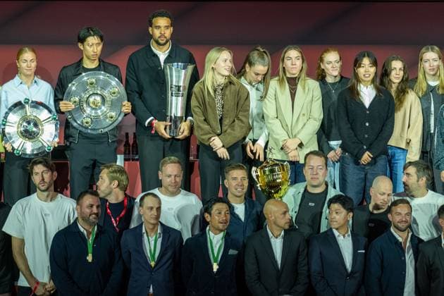 Die Deutschen Meister des FC Bayern 2024 2025, mit Hiroki Ito (FC Bayern Muenchen, 21), Elias Harris (FC Bayern Basketball, 20), GER, FC Bayern Muenchen, Fussball, Bundesliga, Jahreshauptversammlung FC Bayern Muenchen eV 2025, 02.11.2025, DFL DFB REGULATIONS PROHIBIT ANY USE OF PHOTOGRAPHS AS IMAGE SEQUENCES AND OR QUASI-VIDEO, GER, FC Bayern Muenchen, Fussball, Bundesliga, Jahreshauptversammlung FC Bayern Muenchen eV 2025, 02.11.2025 Muenchen Copyright: xEibner-Pressefotox EP_EER