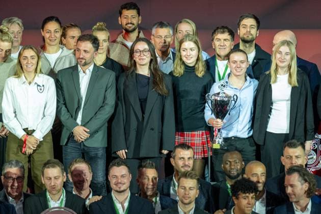Die Deutschen Meister des FC Bayern 2024 2025, in der mitte Herbert Hainer (FC Bayern Muenchen, Praesident) GER, FC Bayern Muenchen, Fussball, Bundesliga, Jahreshauptversammlung FC Bayern Muenchen eV 2025, 02.11.2025, DFL DFB REGULATIONS PROHIBIT ANY USE OF PHOTOGRAPHS AS IMAGE SEQUENCES AND OR QUASI-VIDEO, GER, FC Bayern Muenchen, Fussball, Bundesliga, Jahreshauptversammlung FC Bayern Muenchen eV 2025, 02.11.2025 Muenchen Copyright: xEibner-Pressefotox EP_EER