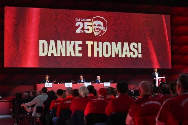 Dank an Thomas MUELLER (MÜLLER,Bayern Muenchen). Jahreshauptversammlung 2025 des FC Bayern Muenchen e.V. am 02.11.2025, Rudi Sedlmayer Halle.