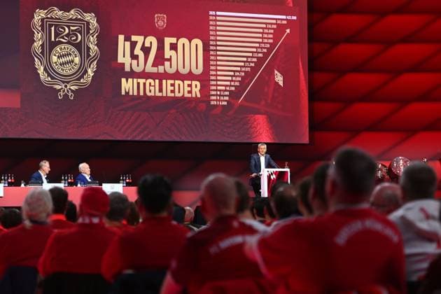 Herbert HAINER (Praesident Bayern Muenchen) praesentiert de Mitgliederzahl 432500.Mitglieder. Jahreshauptversammlung 2025 des FC Bayern Muenchen e.V. am 02.11.2025, Rudi Sedlmayer Halle.