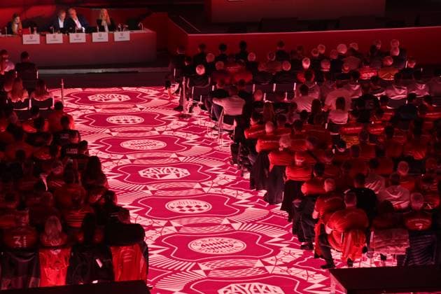 Randmotiv,illuminietrer Boden mit Vereinswappen. Jahreshauptversammlung 2025 des FC Bayern Muenchen e.V. am 02.11.2025, Rudi Sedlmayer Halle.