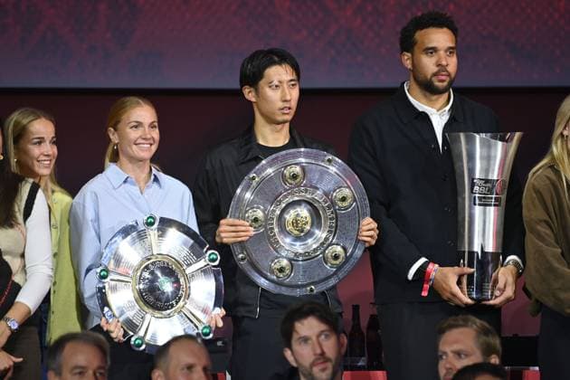Gruppenbild aller Deutscher Meister des Vereins in der Saison 2024 2025. v.li:Giulia GWINN (FCB), Magdalena ERIKSSON (FCB) mit Meisterschale, Hiroki ITO (Bayern Muenchen) mit Meisterschale, Elias HARRIS (FCB) mit Pokal,Cup,Trophaee. Jahreshauptversammlung 2025 des FC Bayern Muenchen e.V. am 02.11.2025, Rudi Sedlmayer Halle.