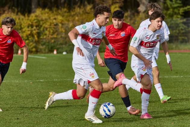 B-Junioren Bundesliga U17, U 17 DFB-Nachwuchsliga, SpVgg Unterhaching (U17) vs VfB Stuttgart (U17), Unterhaching SpVgg (U17), Unterhaching SpVgg, Stuttgart VfB, Stuttgart VfB (U17), 2025-11-01 in München-Oberhaching (Sportschule Oberhaching) CEBI Ata (VfB Stuttgart (U17) Offensives Mittelfeld (Nr.11) VfB-U1711 ), KARAGÖZ Sanver (SpVgg Unterhaching U17 Sturm (Nr.7) (UHG-U177)) sportworld München-Oberhaching Sportschule Oberhaching Bayern Deutschland