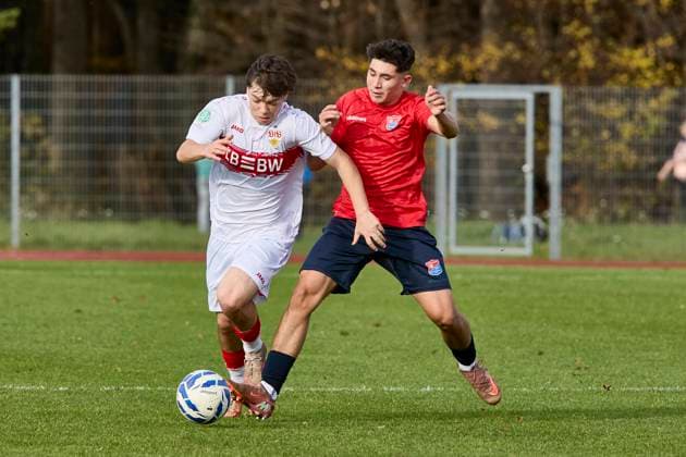 B-Junioren Bundesliga U17, U 17 DFB-Nachwuchsliga, SpVgg Unterhaching (U17) vs VfB Stuttgart (U17), Unterhaching SpVgg (U17), Unterhaching SpVgg, Stuttgart VfB, Stuttgart VfB (U17), 2025-11-01 in München-Oberhaching (Sportschule Oberhaching) RECUPERO William (VfB Stuttgart (U17) Rechtsaußen (Nr.7) VfB-U177 ), KARAGÖZ Sanver (SpVgg Unterhaching U17 Sturm (Nr.7) (UHG-U177)) sportworld München-Oberhaching Sportschule Oberhaching Bayern Deutschland