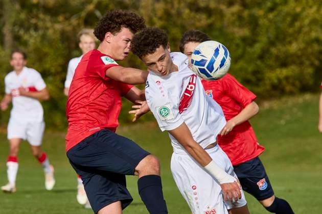 B-Junioren Bundesliga U17, U 17 DFB-Nachwuchsliga, SpVgg Unterhaching (U17) vs VfB Stuttgart (U17), Unterhaching SpVgg (U17), Unterhaching SpVgg, Stuttgart VfB, Stuttgart VfB (U17), 2025-11-01 in München-Oberhaching (Sportschule Oberhaching) CEBI Ata (VfB Stuttgart (U17) Offensives Mittelfeld (Nr.11) VfB-U1711 ), KÜSPERT Paul (SpVgg Unterhaching U17 Sturm (Nr.3) (UHG-U173)) sportworld München-Oberhaching Sportschule Oberhaching Bayern Deutschland