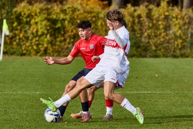 B-Junioren Bundesliga U17, U 17 DFB-Nachwuchsliga, SpVgg Unterhaching (U17) vs VfB Stuttgart (U17), Unterhaching SpVgg (U17), Unterhaching SpVgg, Stuttgart VfB, Stuttgart VfB (U17), 2025-11-01 in München-Oberhaching (Sportschule Oberhaching) KARAGÖZ Sanver (SpVgg Unterhaching U17 Sturm (Nr.7) (UHG-U177)), RECUPERO William (VfB Stuttgart (U17) Rechtsaußen (Nr.7) VfB-U177 ) sportworld München-Oberhaching Sportschule Oberhaching Bayern Deutschland