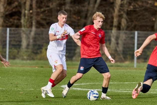 B-Junioren Bundesliga U17, U 17 DFB-Nachwuchsliga, SpVgg Unterhaching (U17) vs VfB Stuttgart (U17), Unterhaching SpVgg (U17), Unterhaching SpVgg, Stuttgart VfB, Stuttgart VfB (U17), 2025-11-01 in München-Oberhaching (Sportschule Oberhaching) MÖHWALD Ferdinand (SpVgg Unterhaching U17 Sturm (Nr.9) (UHG-U179)), BERRETH Luca (VfB Stuttgart (U17) Innenverteidiger (Nr.4) VfB-U174 ) sportworld München-Oberhaching Sportschule Oberhaching Bayern Deutschland