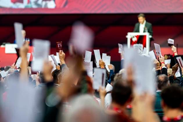 02.11.2025: Fußball: Jahreshauptversammlung des FC Bayern München. Die Mitglieder stimmen für die Entlastung des Vorstands. Copyright: xDavidxInderliedx