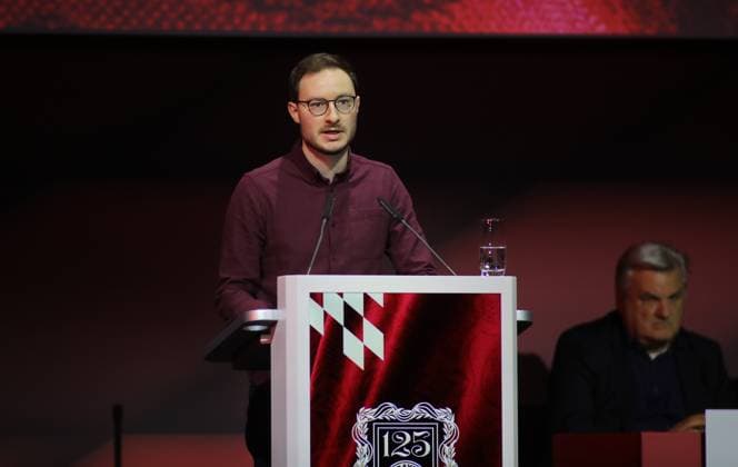 FC Bayern München, Jahreshauptversammlung, BMW Park Bayerns Chef-Kritiker Michael Ott am Rednerpult
