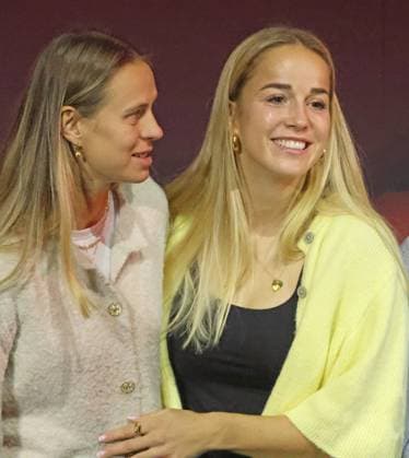 v.l. Klara Bühl und Giulia Gwinn (FCB-Frauen) Fussball Jahreshauptversammlung 2025 des FC Bayern München eV 02.11.2025 BMW-Park FOTO: Mladen Lackovic LakoPress