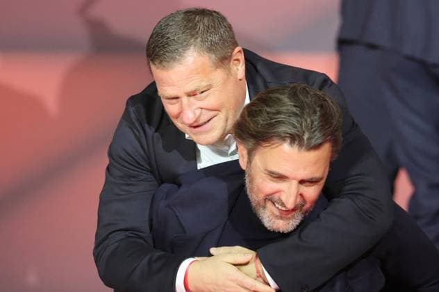 Geschäftsführer Marko Pesic (FCBB) trägt Sportvorstand Max Eberl von der Bühne Fussball Jahreshauptversammlung 2025 des FC Bayern München eV 02.11.2025 BMW-Park FOTO: Mladen Lackovic LakoPress