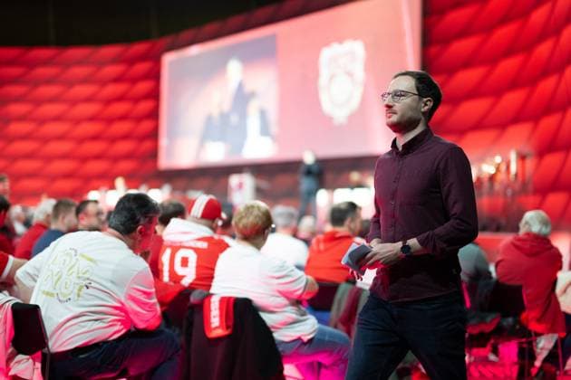 Wortmeldung Michael Ott bei der JHV wegen Emiratex Sponsopring Vertraege des FCB, GER, FC Bayern Muenchen, Fussball, Bundesliga, Jahreshauptversammlung FC Bayern Muenchen eV 2025, 02.11.2025, DFL DFB REGULATIONS PROHIBIT ANY USE OF PHOTOGRAPHS AS IMAGE SEQUENCES AND OR QUASI-VIDEO, GER, FC Bayern Muenchen, Fussball, Bundesliga, Jahreshauptversammlung FC Bayern Muenchen eV 2025, 02.11.2025 Muenchen Copyright: xEibner-Pressefotox EP_EER