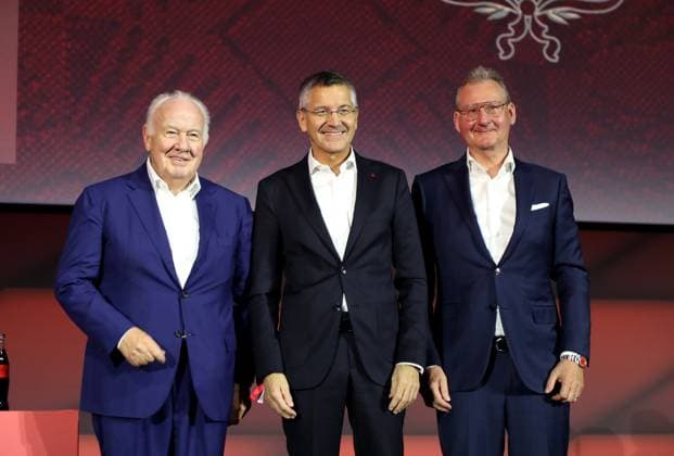 FC Bayern München, Jahreshauptversammlung, BMW Park Präsidiumswahlen, hier der neue und alte Präsident des FC Bayern München in der Mitte Herbert Hainer, Präsident (FC Bayern München), links Walter Mennekes und rechts Prof. Dr. Dieter Mayer auf der Bühne stehend