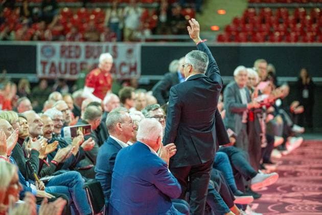 Herbert Hainer (FC Bayern Muenchen, Praesident) bedankrt sich fuer die Wahl, GER, FC Bayern Muenchen, Fussball, Bundesliga, Jahreshauptversammlung FC Bayern Muenchen eV 2025, 02.11.2025, DFL DFB REGULATIONS PROHIBIT ANY USE OF PHOTOGRAPHS AS IMAGE SEQUENCES AND OR QUASI-VIDEO, GER, FC Bayern Muenchen, Fussball, Bundesliga, Jahreshauptversammlung FC Bayern Muenchen eV 2025, 02.11.2025 Muenchen Copyright: xEibner-Pressefotox EP_EER