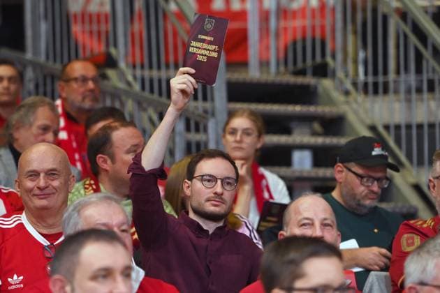 Mitglied Michael OTT stimm gegen die Wiederwahl des Praesidiums.Stimmkarte. Jahreshauptversammlung 2025 des FC Bayern Muenchen e.V. am 02.11.2025, Rudi Sedlmayer Halle.