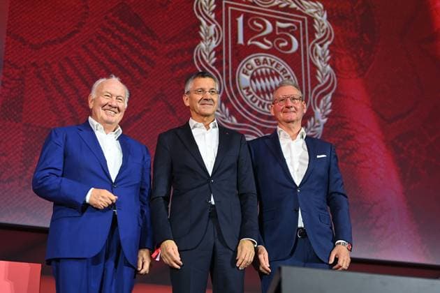 Mit ueberwaeltigeder Mehrheit wiedergewaehlt: Herbert HAINER (Praesident Bayern Muenchen,Mitte), li:Walter MENNEKES (2.Vizepraesident FC Bayern Muenchen),re: Prof.Dr. Dieter MAYER (Vizepraesident FCB). Jahreshauptversammlung 2025 des FC Bayern Muenchen e.V. am 02.11.2025, Rudi Sedlmayer Halle.