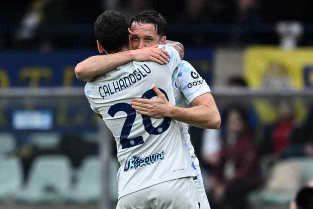Mg Verona 02 11 2025 - campionato di calcio serie A Hellas Verona-Inter foto Matteo Gribaudi Image nella foto: esultanza gol Piotr Zielinski 