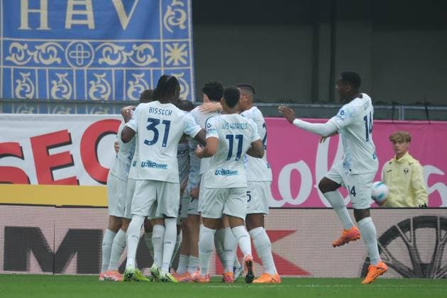 Piotr Zielinski celebrates after scores a goal with his teammates during the soccer match between Hellas Verona FC and FC Internazionale, MD10 of Serie A Enilive Italian soccer championship 2025 2026 at Marcantonio Bentegodi Stadium on November 2, 2025, Verona, Italy.  Copyright: xRobertoxTommasini IPAxSportx xipa-agency.netx xx IPA_67394920 IPA_Agency_IPA67394920