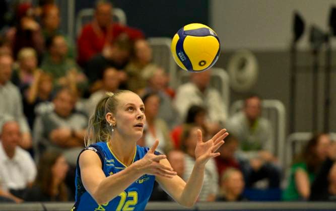 01.11.2025, Schwerins Hannah Krohn beim Aufschlag, Volleyball, 1. Bundesliga, Dresdner SC - SC Schwerin, (c) Dresden
