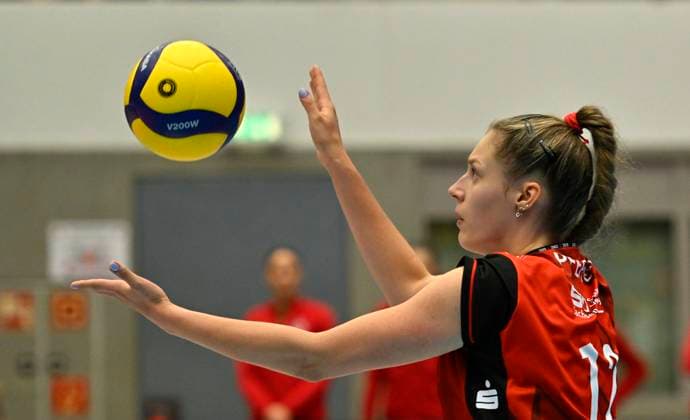 01.11.2025, Dresdens Mette Pfeffer beim Aufschlag, Volleyball, 1. Bundesliga, Dresdner SC - SC Schwerin, (c) Dresden