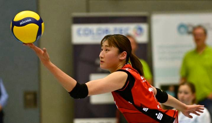 01.11.2025, Dresdens Miku Akimoto beim Aufschlag, Volleyball, 1. Bundesliga, Dresdner SC - SC Schwerin, (c) Dresden