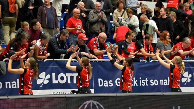 01.11.2025, Dresdner Spielerinnen beim Abklatschen mit den Fans, Volleyball, 1. Bundesliga, Dresdner SC - SC Schwerin, (c) Dresden
