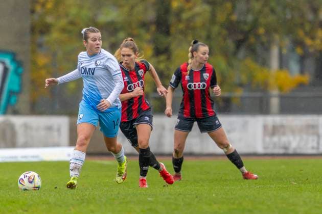 Ingolstadt, Deutschland 02. November 2025: 2. BL - Frauen - 2025 2026 - FC Ingolstadt 04 vs. VfL Bochum Im Bild: v. li. im Zweikampf Lara Kirkby (VfL) und Leonie Haberäcker Haberaecker (FCI) Audi Sportpark Bayern Copyright: xFotostandx xSchäferx