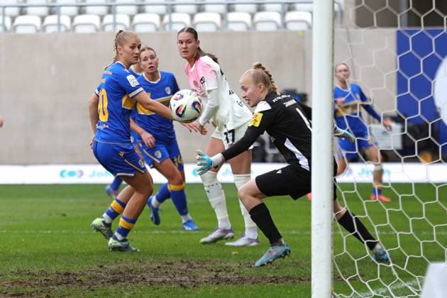 Google Pixel Frauen-Bundesliga, FC Carl Zeiss Jena - Bayer 04 Leverkusen; 02.11.2025 Steffi Schmid (20, Carl Zeiss Jena links) lenkt den Ball gegen Torwart Jasmin Janning (1, Carl Zeiss Jena) zum 0:1 ins eigene Tor Eigentor, Valentina Mädl (17, Bayer 04 Leverkusen) schaut zu. Fußball, Google Pixel Frauen-Bundesliga, Saison 2025 2026, 8. Spieltag: FC Carl Zeiss Jena vs. Bayer 04 Leverkusen am 02.11.2025, Ernst-Abbe-Sportfeld, ad hoc Arena, Jena. DFB REGULATIONS PROHIBIT ANY USE OF PHOTOGRAPHS AS IMAGE SEQUENCES AND OR QUASI-VIDEO. Copyright: xBEAUTIFULxSPORTS JanxKaeferx