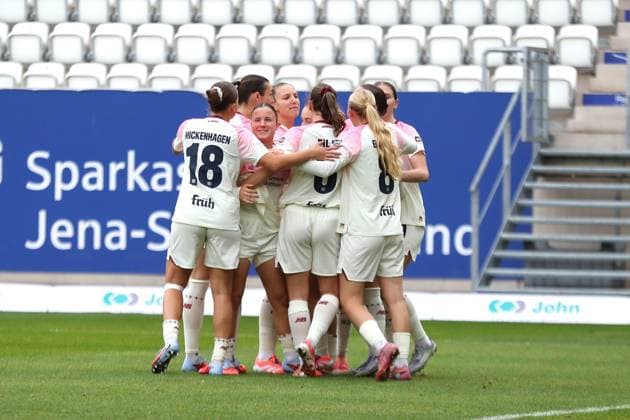 Google Pixel Frauen-Bundesliga, FC Carl Zeiss Jena - Bayer 04 Leverkusen; 02.11.2025 Tor-Jubel beim Team von Bayer Leverkusen. Fußball, Google Pixel Frauen-Bundesliga, Saison 2025 2026, 8. Spieltag: FC Carl Zeiss Jena vs. Bayer 04 Leverkusen am 02.11.2025, Ernst-Abbe-Sportfeld, ad hoc Arena, Jena. DFB REGULATIONS PROHIBIT ANY USE OF PHOTOGRAPHS AS IMAGE SEQUENCES AND OR QUASI-VIDEO. Copyright: xBEAUTIFULxSPORTS JanxKaeferx