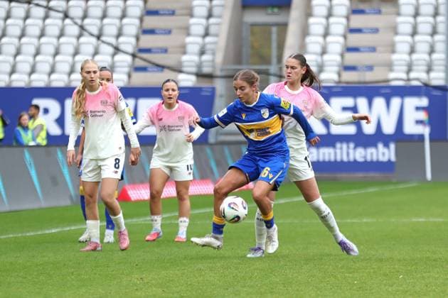 Google Pixel Frauen-Bundesliga, FC Carl Zeiss Jena - Bayer 04 Leverkusen; 02.11.2025 Lisa Gora (16, Carl Zeiss Jena) vor Valentina Mädl (17, Bayer 04 Leverkusen). Fußball, Google Pixel Frauen-Bundesliga, Saison 2025 2026, 8. Spieltag: FC Carl Zeiss Jena vs. Bayer 04 Leverkusen am 02.11.2025, Ernst-Abbe-Sportfeld, ad hoc Arena, Jena. DFB REGULATIONS PROHIBIT ANY USE OF PHOTOGRAPHS AS IMAGE SEQUENCES AND OR QUASI-VIDEO. Copyright: xBEAUTIFULxSPORTS JanxKaeferx