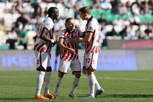 TUMOSAN Konyaspor v Samsunspor - Turkish Super Lig KONYA, TURKIYE - NOVEMBER 2: Samsunspor players celebrate after scoring a goal during the Trendyol Super Lig week 11 match between TUMOSAN Konyaspor and Samsunspor at Medas Konya Buyuksehir Stadium in Konya, Turkiye, on November 2, 2025. Serhat Cetinkaya Anadolu Konya Turkey. Editorial use only. Please get in touch for any other usage.  Copyright: x2025xAnadoluxSerhatxCetinkayax