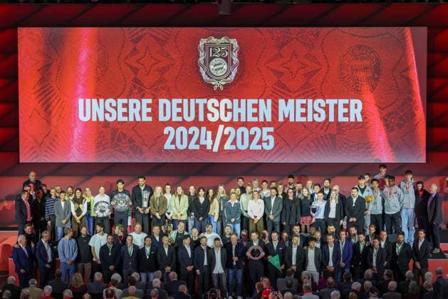 Fußball Jahreshauptversammlung FC Bayern München eV 2025 im BMW Park in München Bild mit allen Deutschen Meister der vergangenen Saison. DFL regulations prohibit any use of photographs as image sequences and or quasi-video.