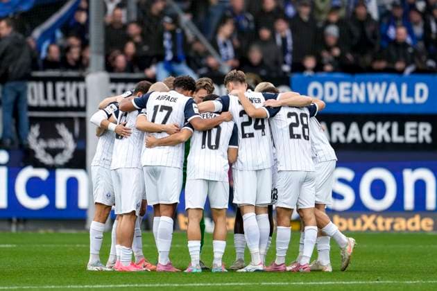 Spieler vom SV Waldhof Mannheim (SVWM), schwören sich mit einem Mannschaftskreis vor dem Anpfiff ein, Kreis, Teamkreis, Konzentration, Kameradschaft, Ansprache, Motivation, 02.11.2025, Sinsheim (Deutschland), Fussball, 3. Liga, TSG 1899 Hoffenheim II - SV Waldhof Mannheim, DFB DFL REGULATIONS PROHIBIT ANY USE OF PHOTOGRAPHS AS IMAGE SEQUENCES AND OR QUASI-VIDEO.