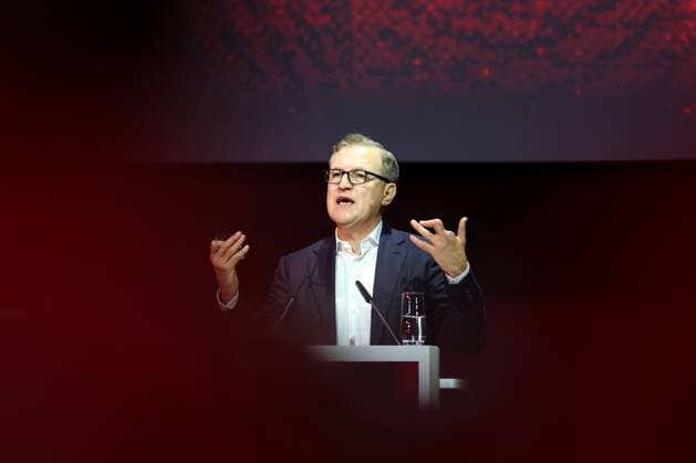 Fußball Jahreshauptversammlung FC Bayern München eV 2025 im BMW Park in München Jan-Christian Dreesen ( Vorstandsvorsitzender München ) DFL regulations prohibit any use of photographs as image sequences and or quasi-video.