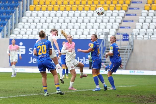 Google Pixel Frauen-Bundesliga, FC Carl Zeiss Jena - Bayer 04 Leverkusen; 02.11.2025 Der Kopfball von Caroline Kehrer (9, Bayer 04 Leverkusen) schlägt zum 0:2 im Tor-Winkel ein. Fußball, Google Pixel Frauen-Bundesliga, Saison 2025 2026, 8. Spieltag: FC Carl Zeiss Jena vs. Bayer 04 Leverkusen am 02.11.2025, Ernst-Abbe-Sportfeld, ad hoc Arena, Jena. DFB REGULATIONS PROHIBIT ANY USE OF PHOTOGRAPHS AS IMAGE SEQUENCES AND OR QUASI-VIDEO. Copyright: xBEAUTIFULxSPORTS JanxKaeferx