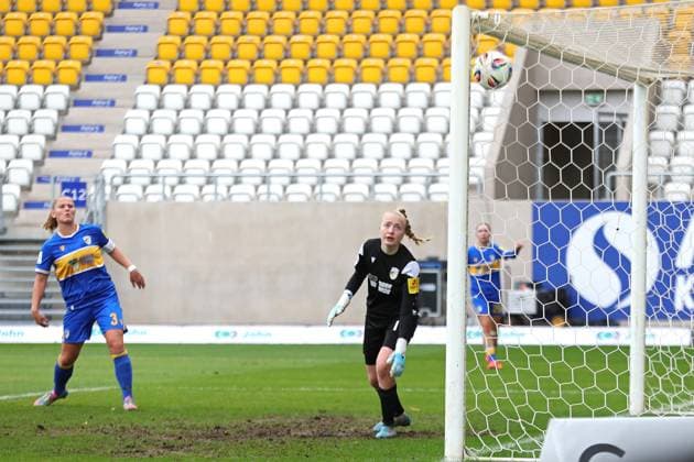 Google Pixel Frauen-Bundesliga, FC Carl Zeiss Jena - Bayer 04 Leverkusen; 02.11.2025 Torwart Jasmin Janning (1, Carl Zeiss Jena) kann nur zuschauen, wie der Ball zum 0:2 in den Tor-Winkel einschlägt. Fußball, Google Pixel Frauen-Bundesliga, Saison 2025 2026, 8. Spieltag: FC Carl Zeiss Jena vs. Bayer 04 Leverkusen am 02.11.2025, Ernst-Abbe-Sportfeld, ad hoc Arena, Jena. DFB REGULATIONS PROHIBIT ANY USE OF PHOTOGRAPHS AS IMAGE SEQUENCES AND OR QUASI-VIDEO. Copyright: xBEAUTIFULxSPORTS JanxKaeferx